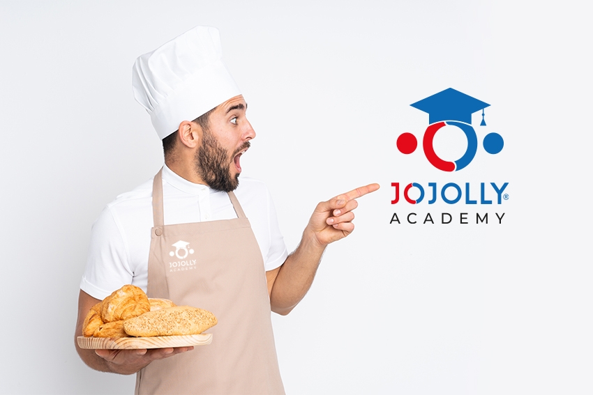 Cuoco con vassoio di prodotti da forno che indica il logo di Jojolly Academy