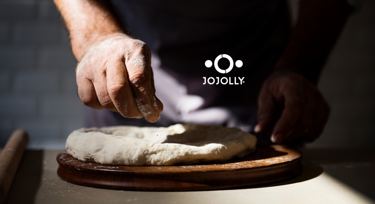 Il pizzaiolo, artista della semplicità: storie e curiosità di chi lavora con le mani in pasta