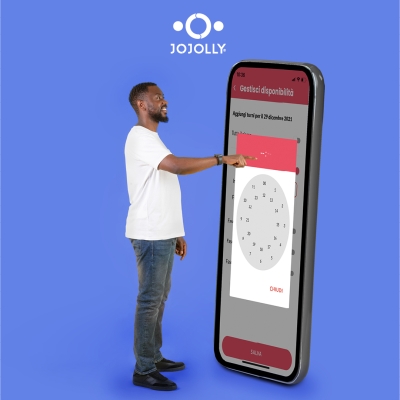 Uomo che inserisce le disponibilità nell'app di Jojolly.
